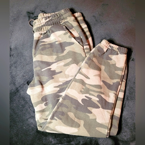 wild fable Pants - Wild Fable Camo Joggers, EUC